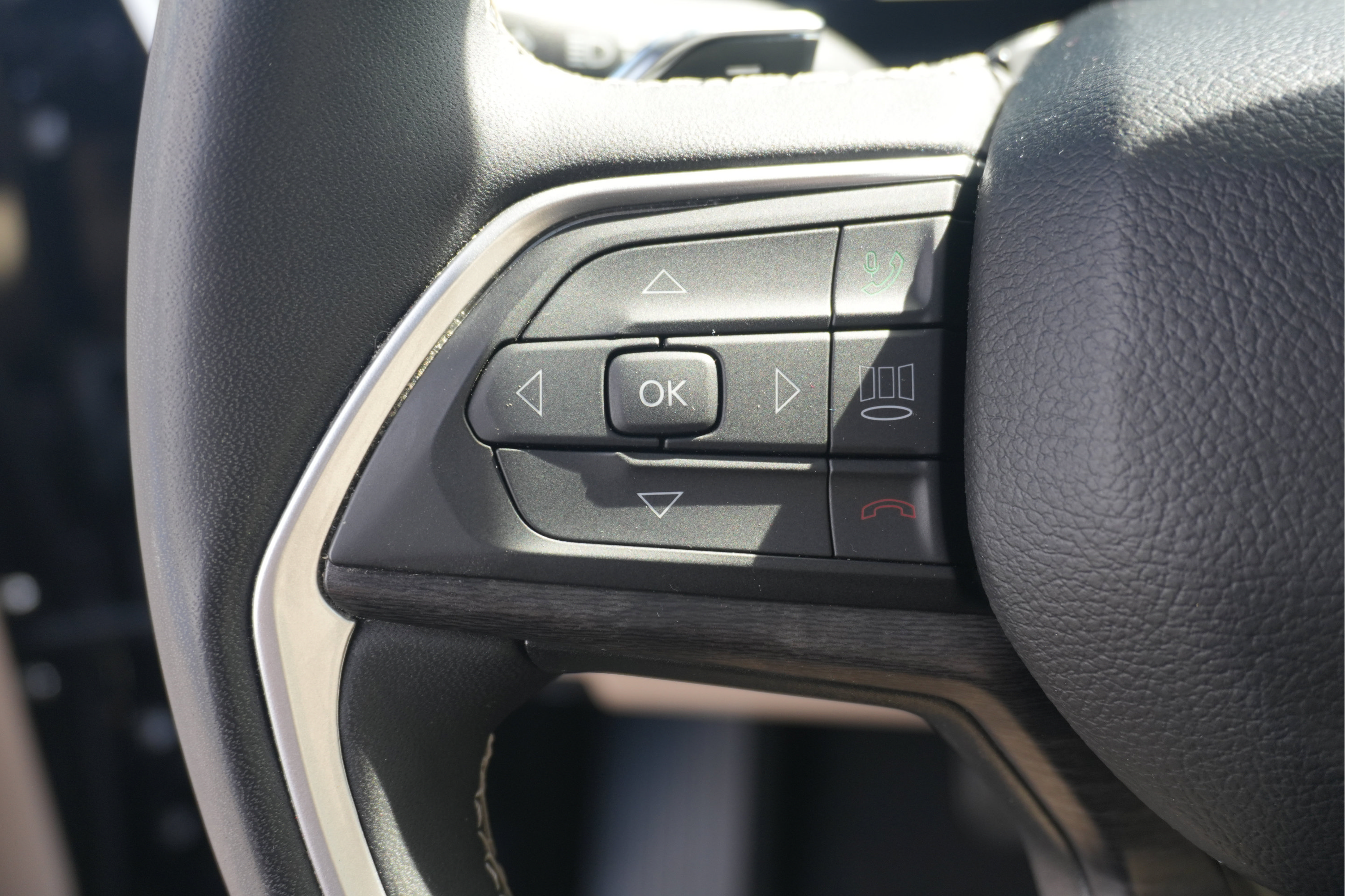 Used 2023 Jeep Grand Cherokee 4WD 4xe image 31