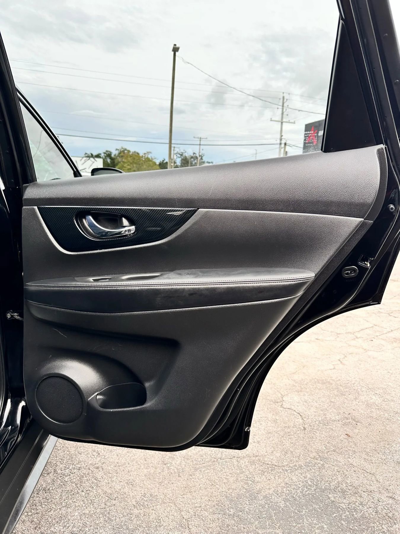 Used 2017 Nissan Rogue SL w/ SL Premium Package image 4