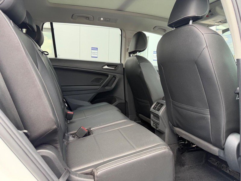 Used 2021 Volkswagen Tiguan SE w/ Panoramic Sunroof Package AWD/4WD image 11