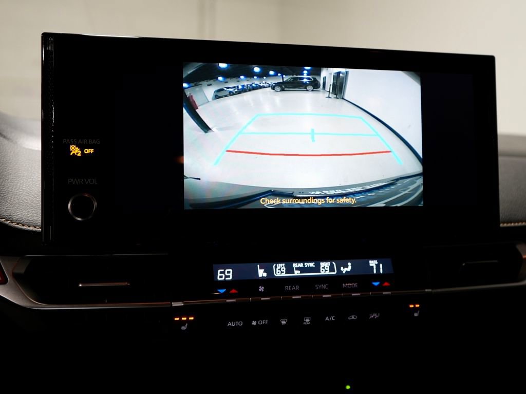 Used 2025 Toyota Sienna XLE Woodland Edition image 5