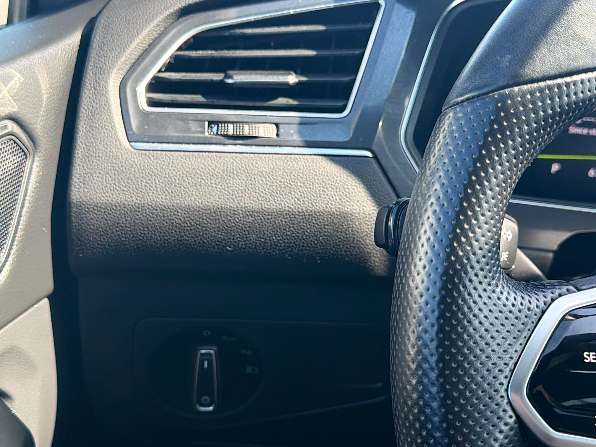 Used 2023 Volkswagen Tiguan SE R-Line image 32