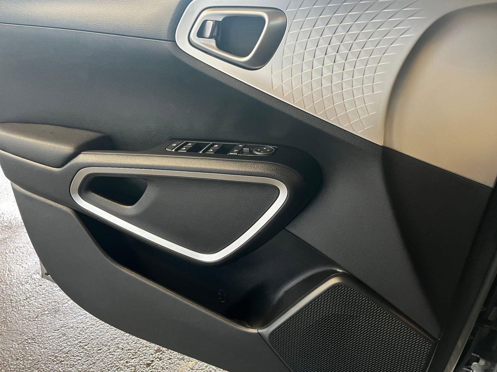 Used 2025 Kia Soul LX w/ LX Technology Package FWD image 18