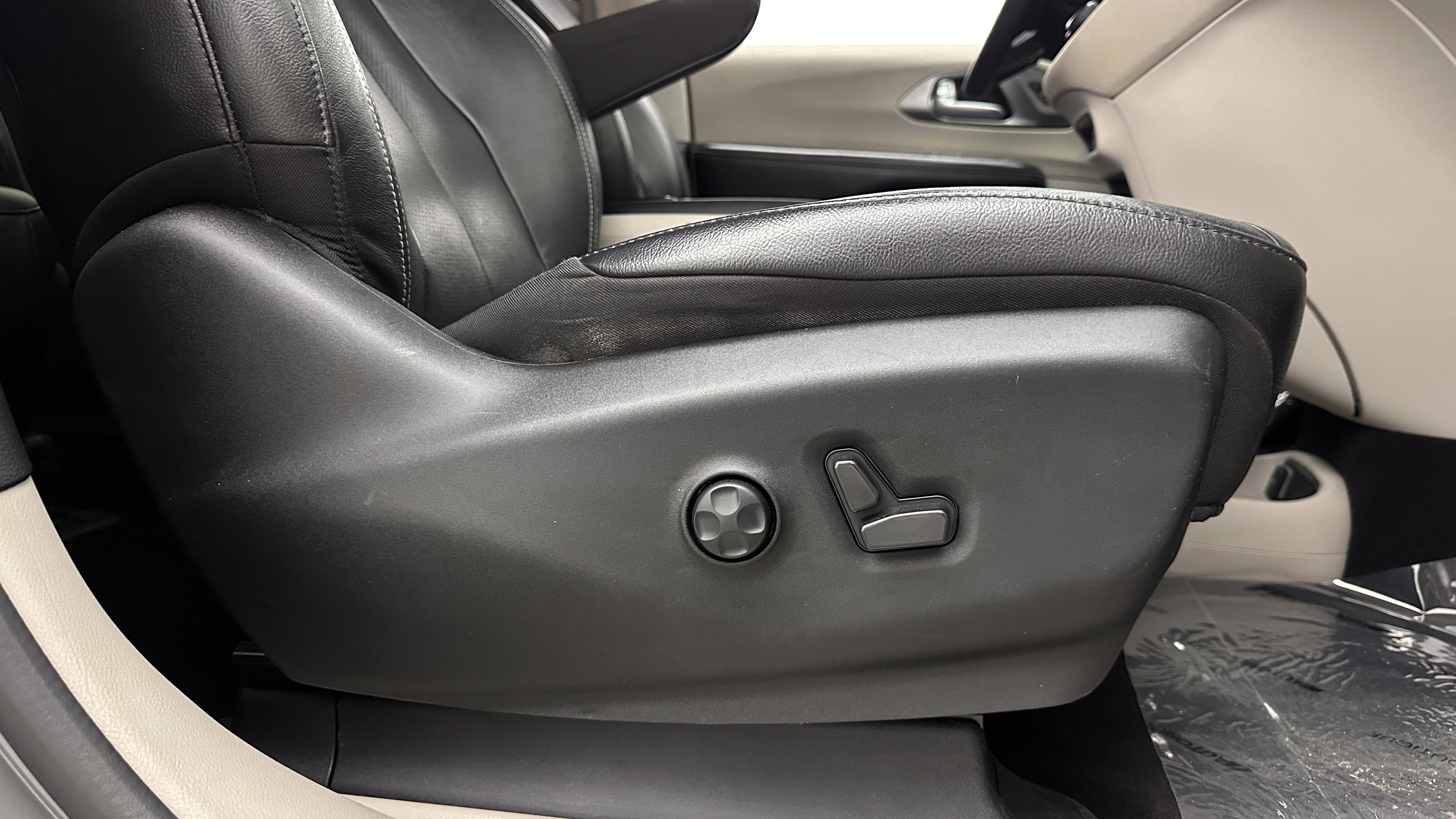 Used 2022 Chrysler Pacifica Touring-L w/ Uconnect Theater Family Group FWD image 38