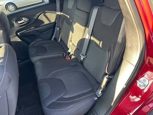 Used 2017 Jeep Cherokee Latitude w/ Safety/Convenience Group image 19