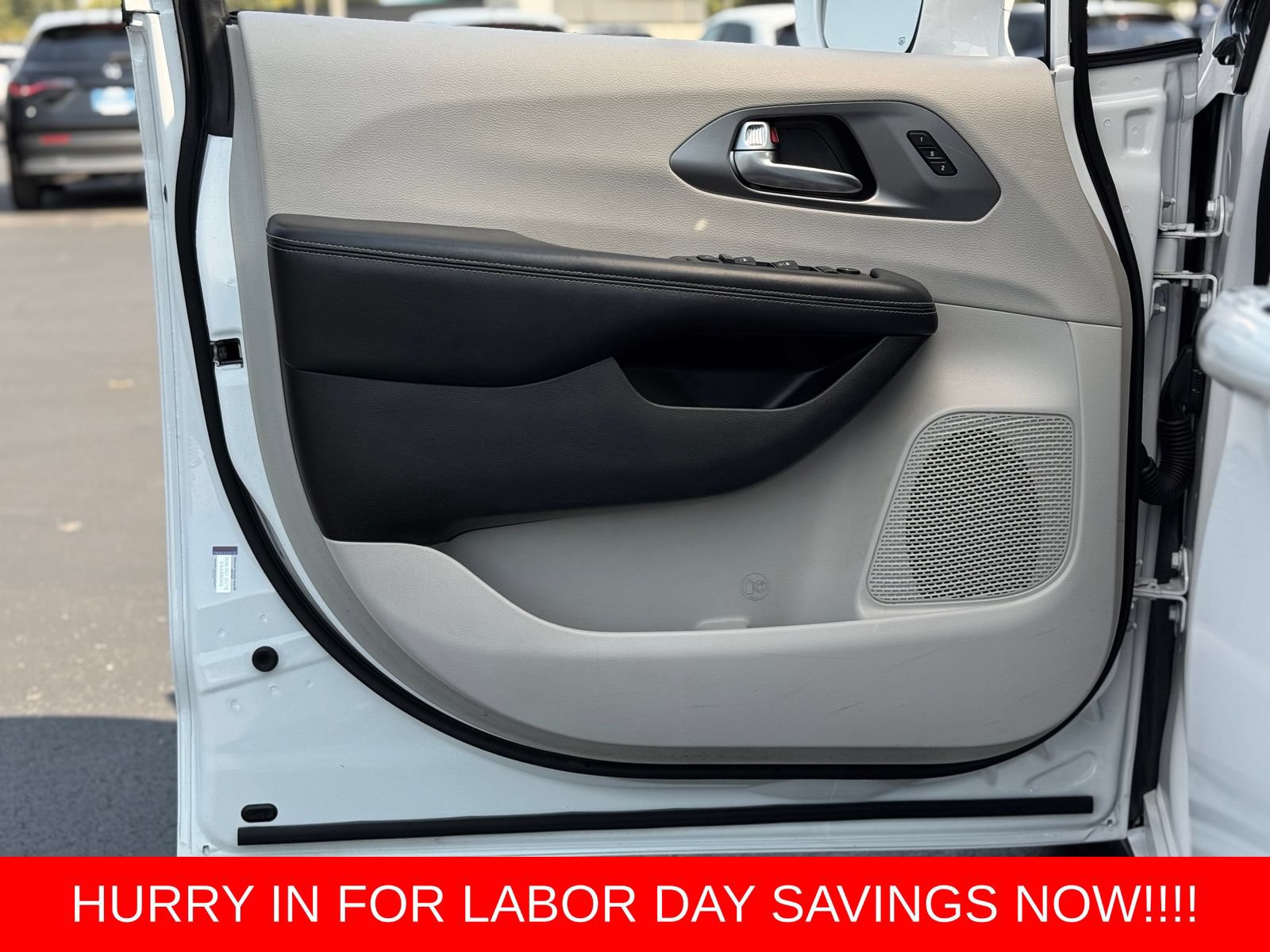 Used 2022 Chrysler Pacifica Touring-L FWD image 12