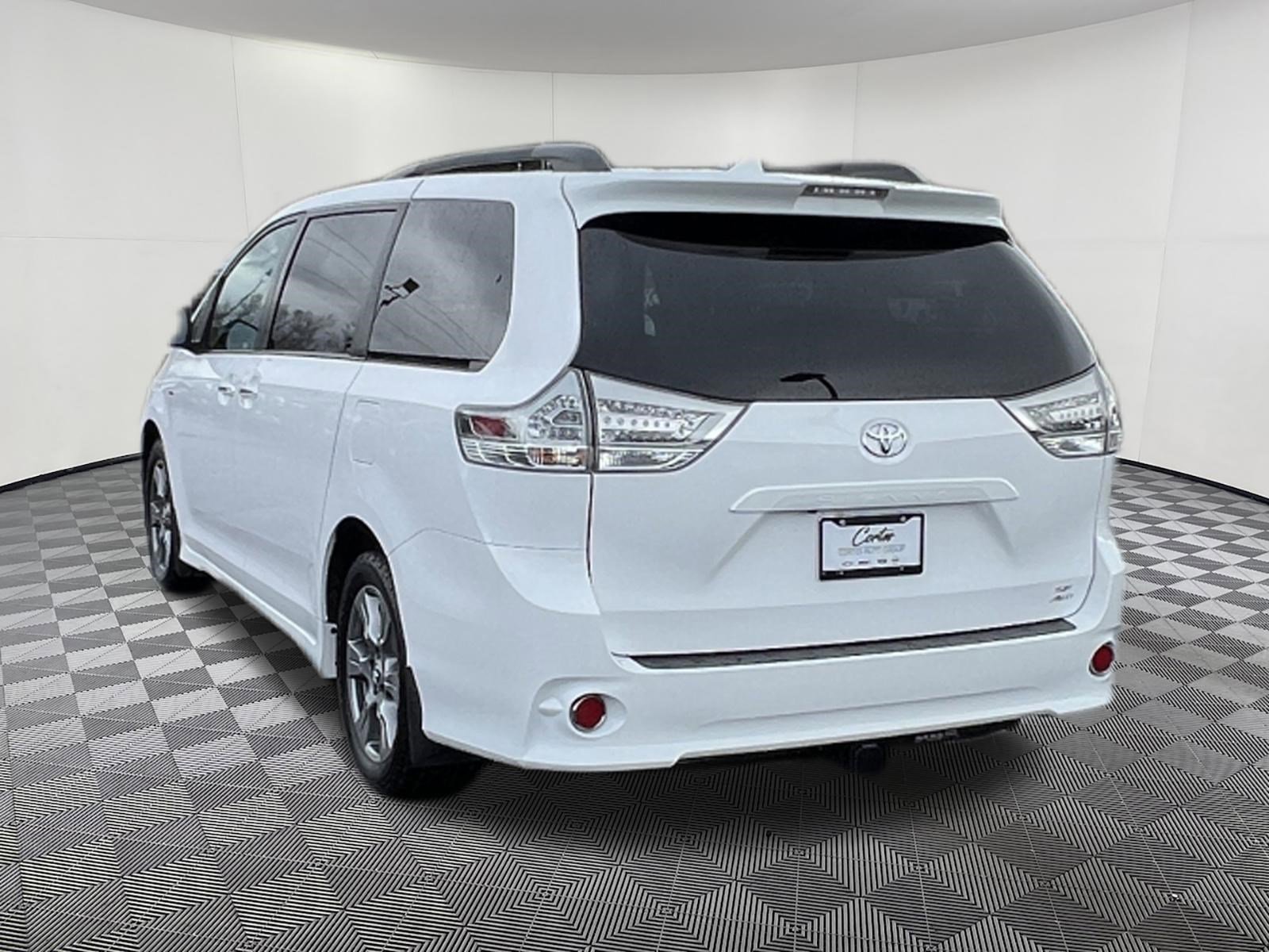 Used 2019 Toyota Sienna SE image 4