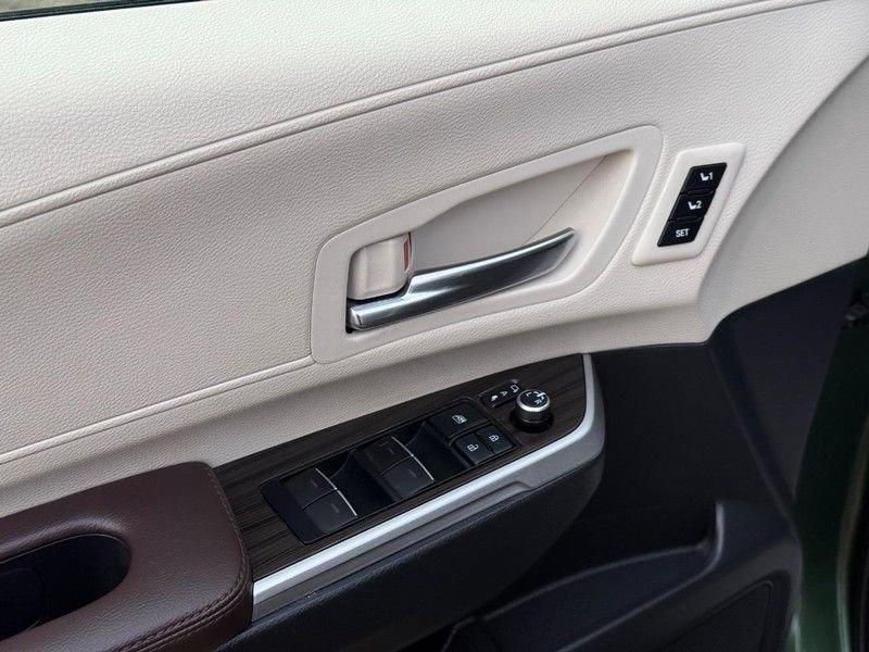 Used 2022 Toyota Sienna Platinum image 19