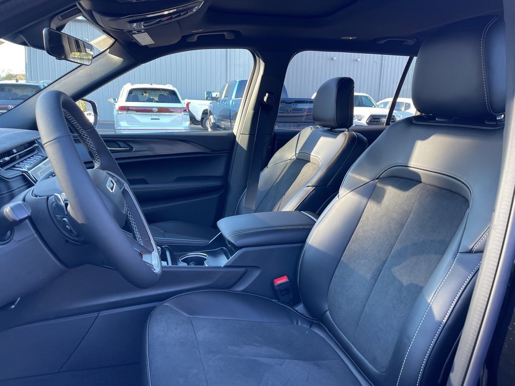 New 2025 Jeep Grand Cherokee L Altitude image 17