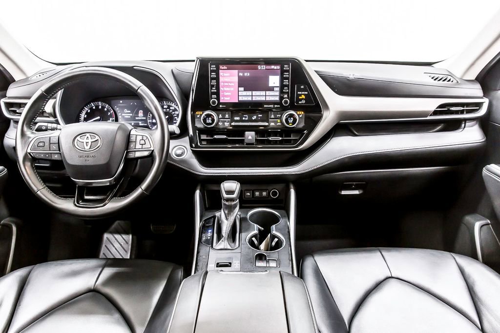 Used 2020 Toyota Highlander XLE FWD image 16