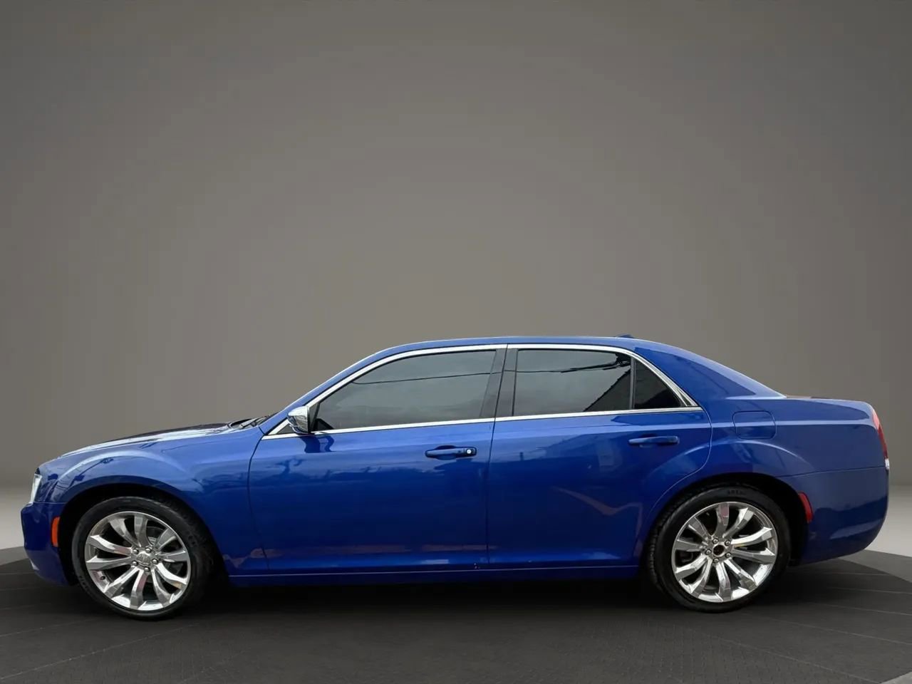 Used 2018 Chrysler 300 Touring w/ Chrome Appearance Package image 8