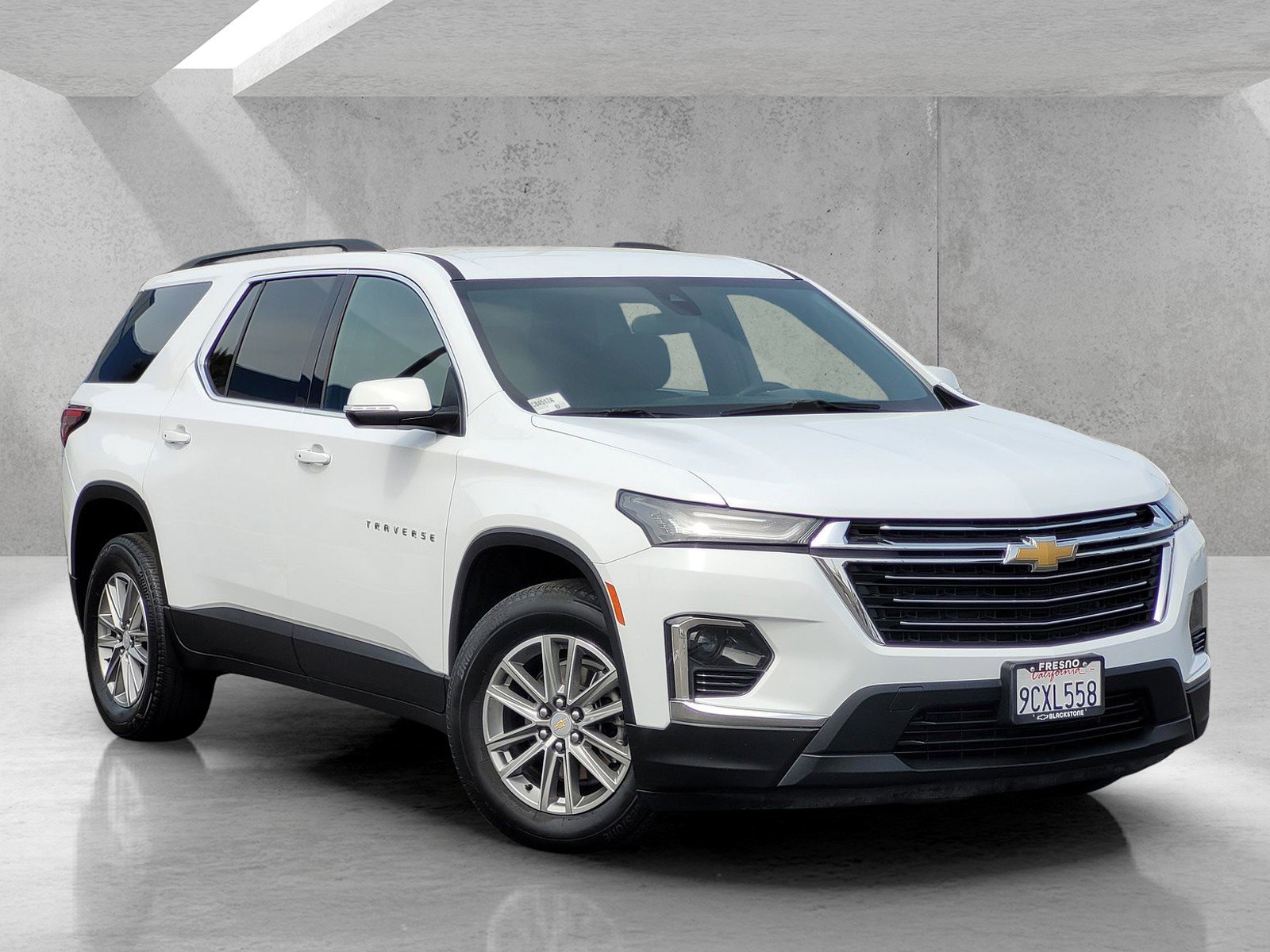 Used 2023 Chevrolet Traverse LT image 1