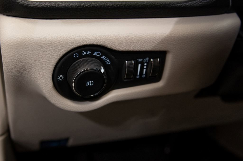 Used 2024 Chrysler Pacifica Select image 19