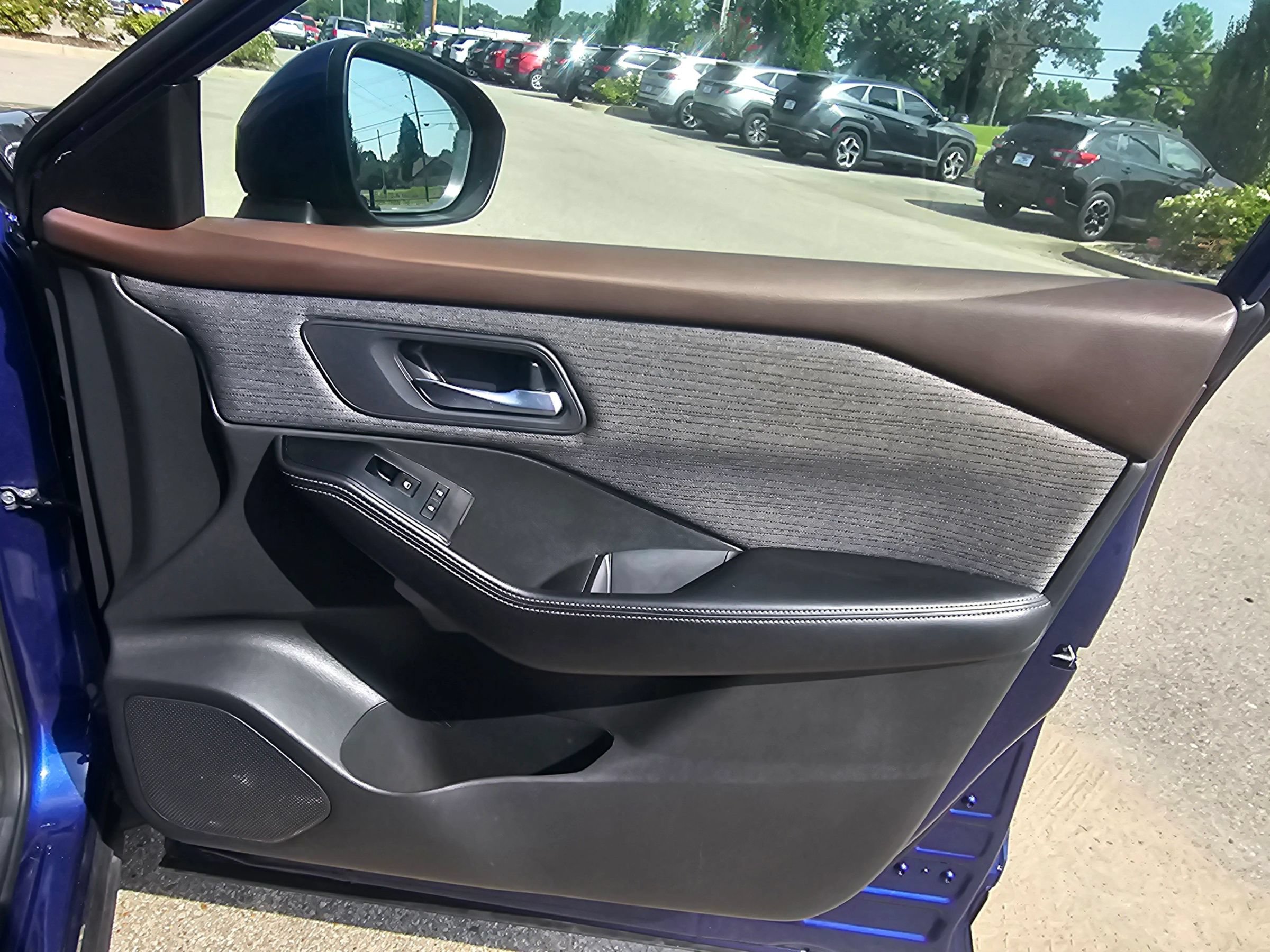 Used 2023 Nissan Rogue SV FWD image 6