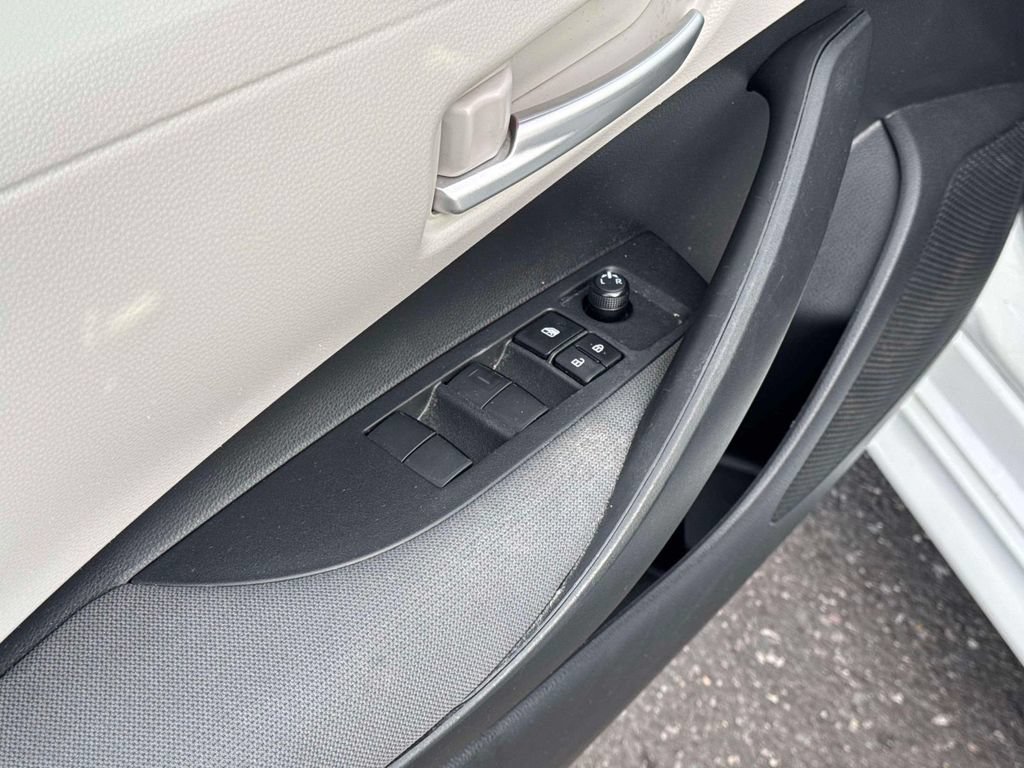 Used 2021 Toyota Corolla LE FWD image 19