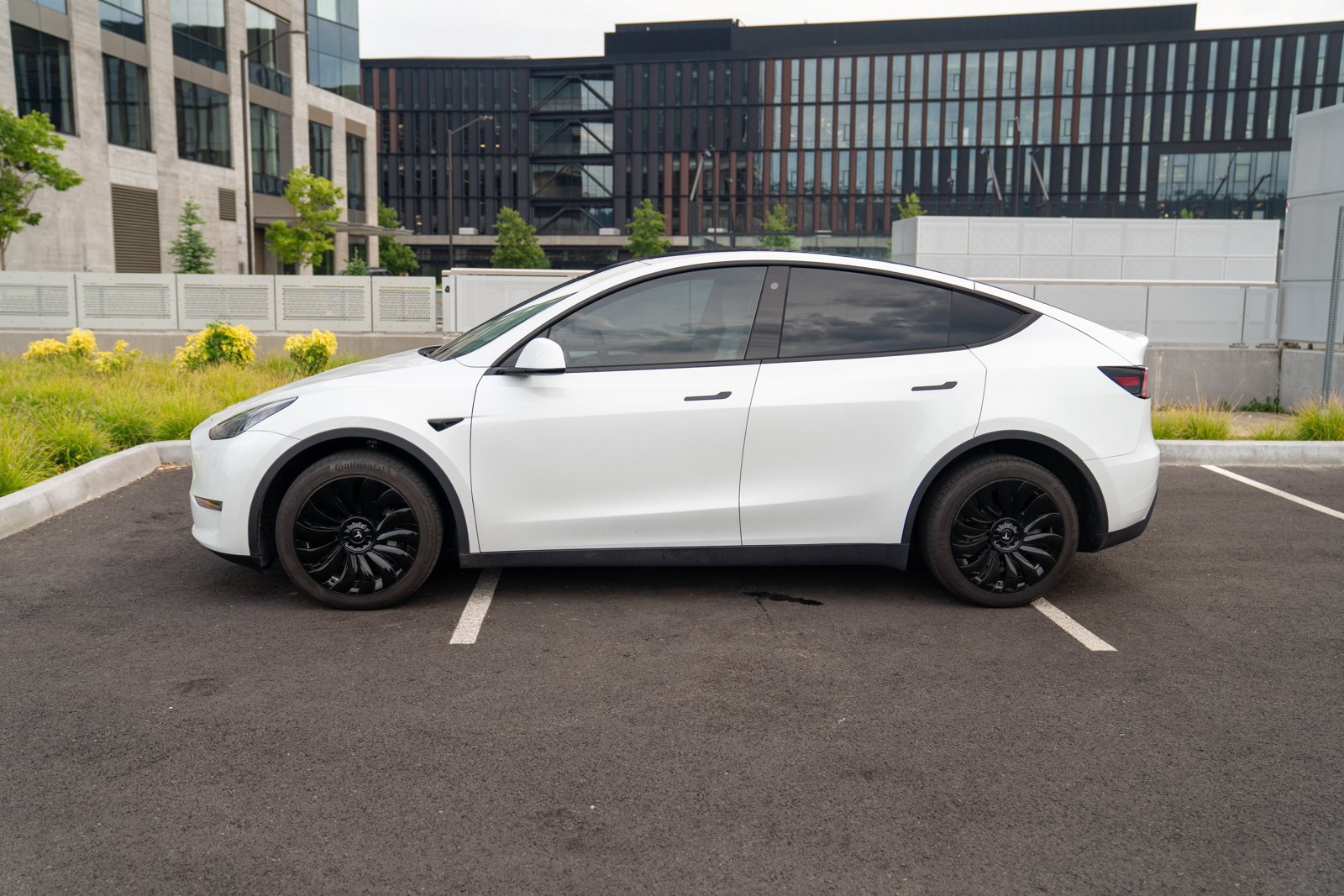 Used 2023 Tesla Model Y Long Range AWD/4WD image 2