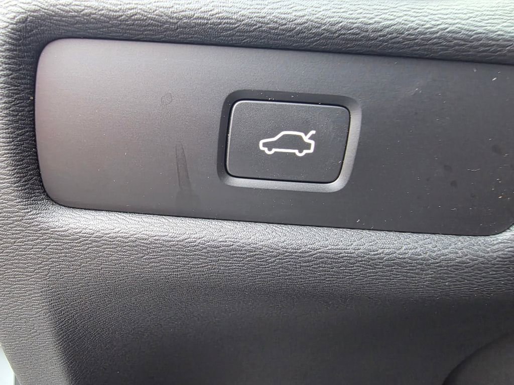 Used 2025 Volvo V60 B5 Cross Country Plus image 29