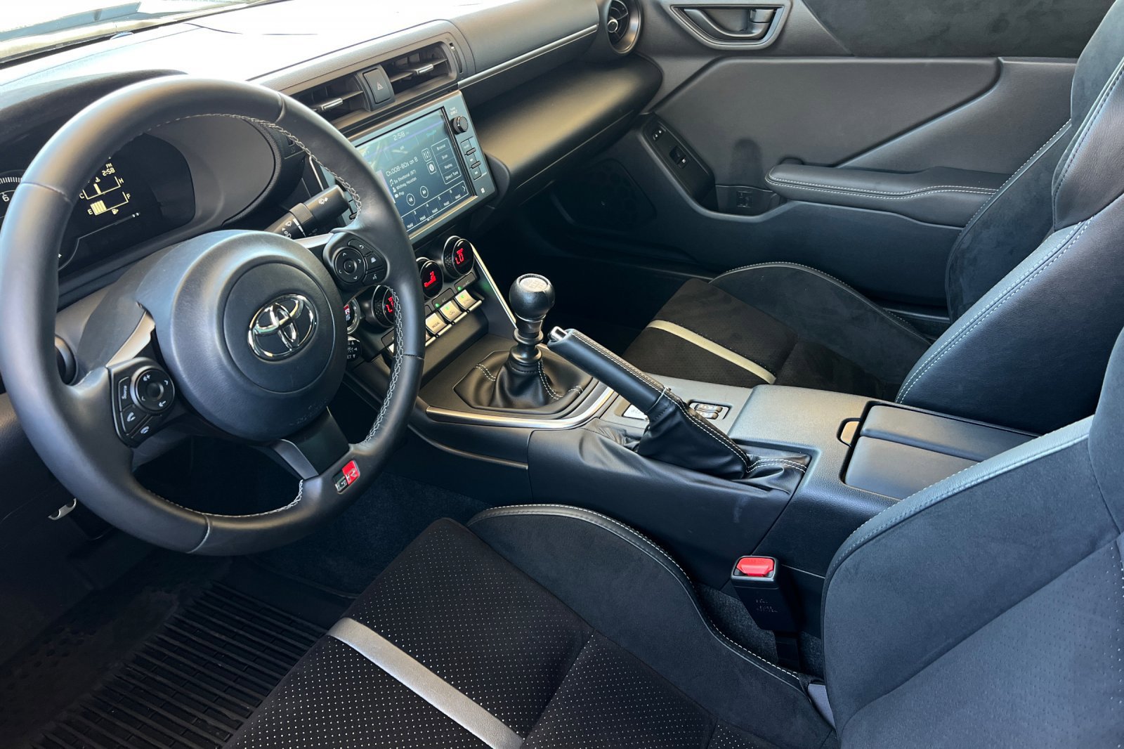 Used 2025 Toyota GR86 Premium w/ ALL Weather Mat Package (TMS) RWD image 9