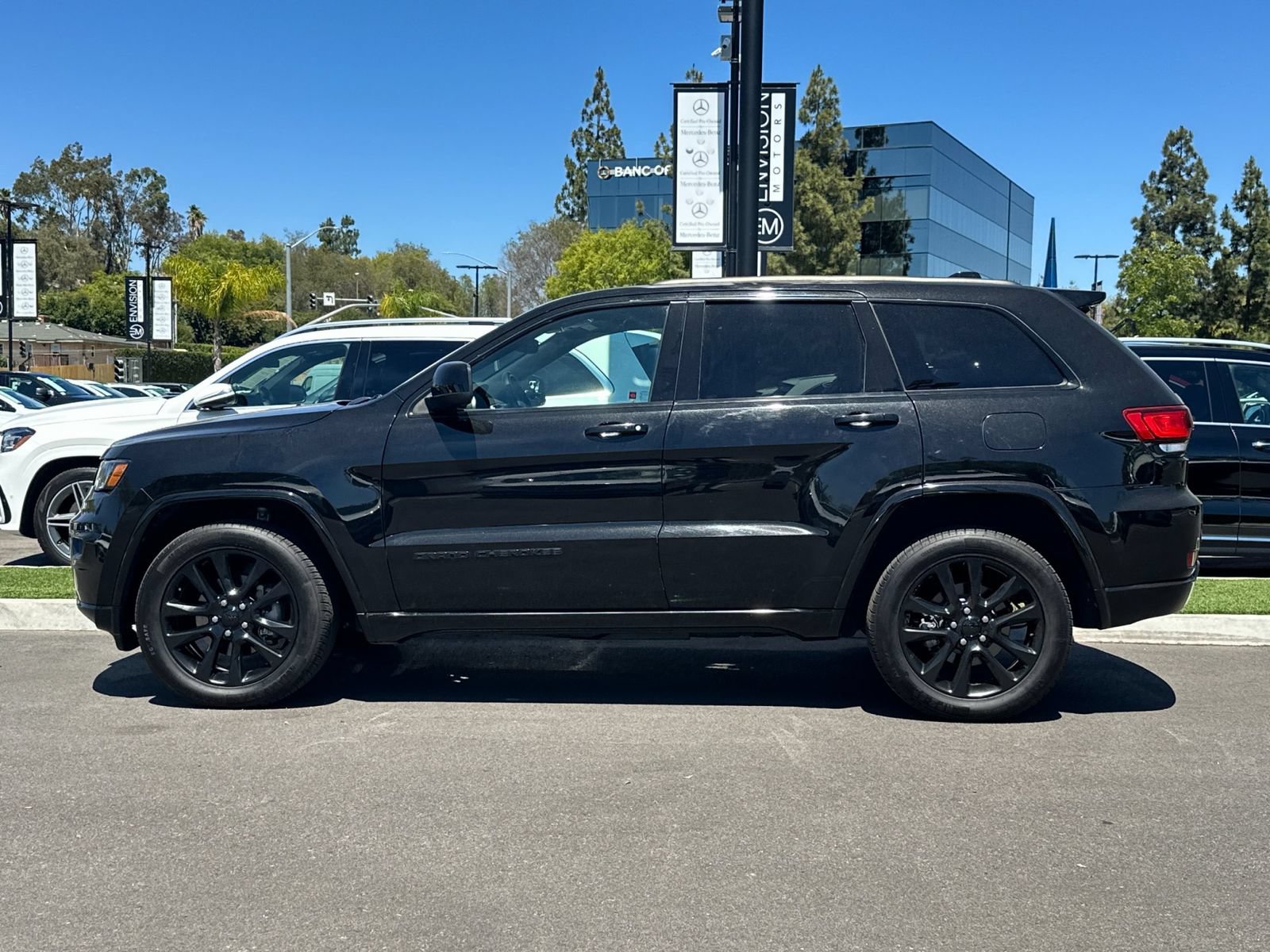 Used 2018 Jeep Grand Cherokee Altitude AWD/4WD image 6