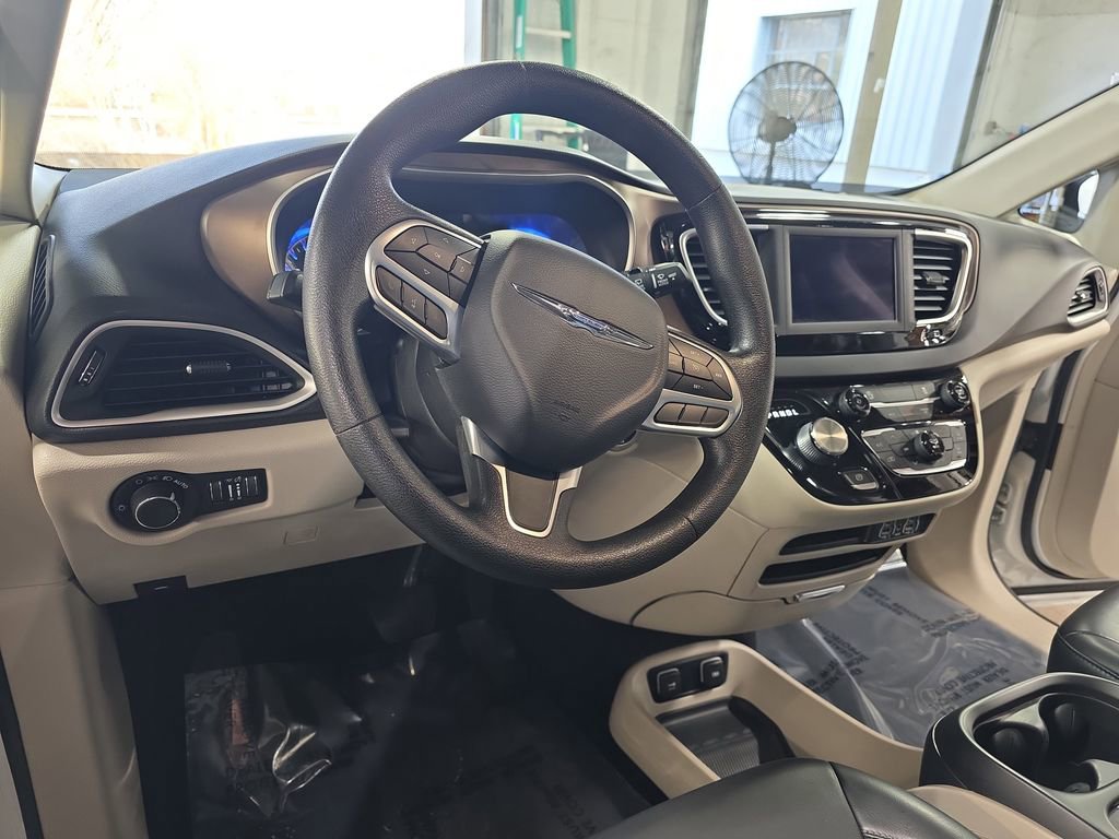 Used 2021 Chrysler Voyager Lxi image 16