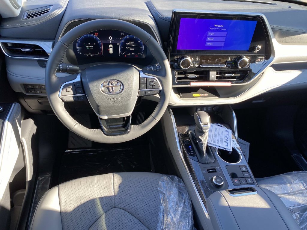 New 2026 Toyota Highlander Platinum AWD/4WD image 10