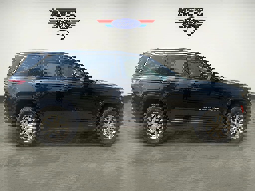 Used 2023 Jeep Grand Cherokee Laredo image 6