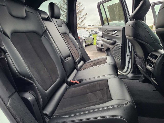 Used 2023 Jeep Grand Cherokee Altitude AWD/4WD image 25
