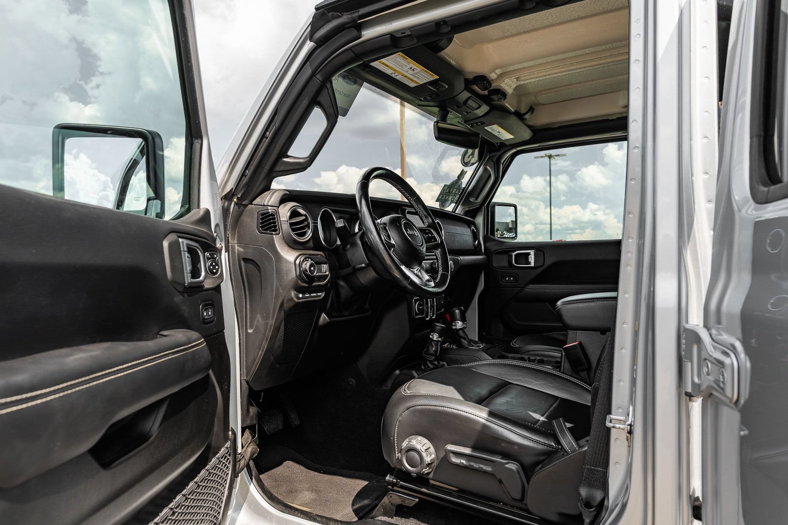 Used 2023 Jeep Wrangler Unlimited Sahara w/ Cold Weather Group AWD/4WD image 17