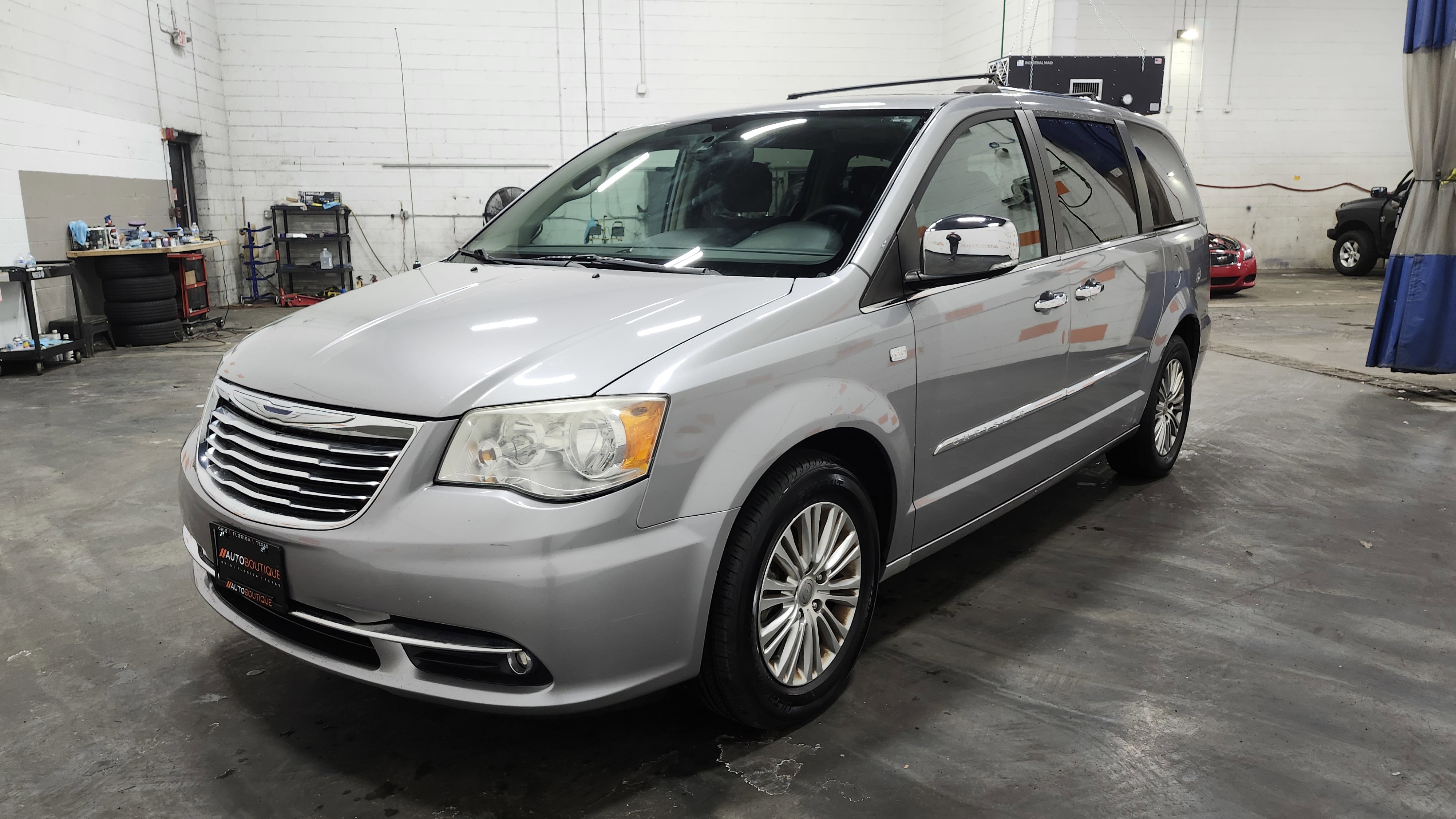Used 2014 Chrysler Town & Country Touring-L image 14