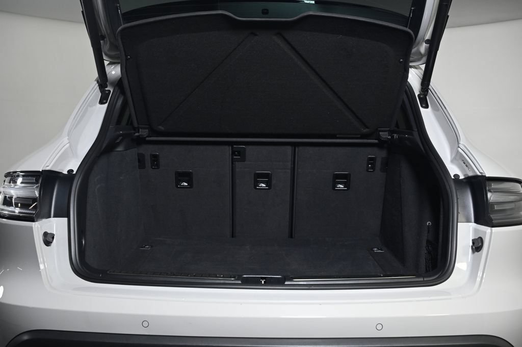 Certified 2023 Porsche Macan AWD/4WD image 28