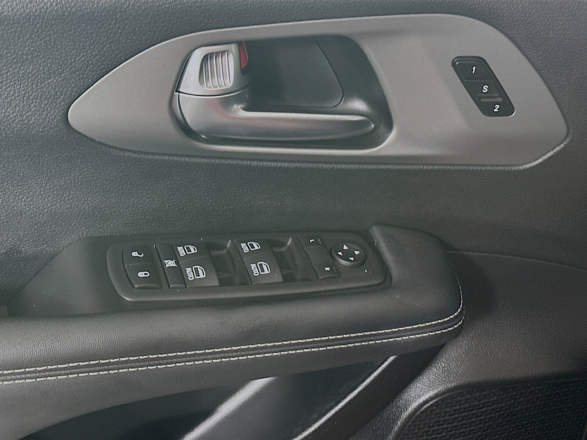 Used 2025 Chrysler Pacifica Select FWD image 14