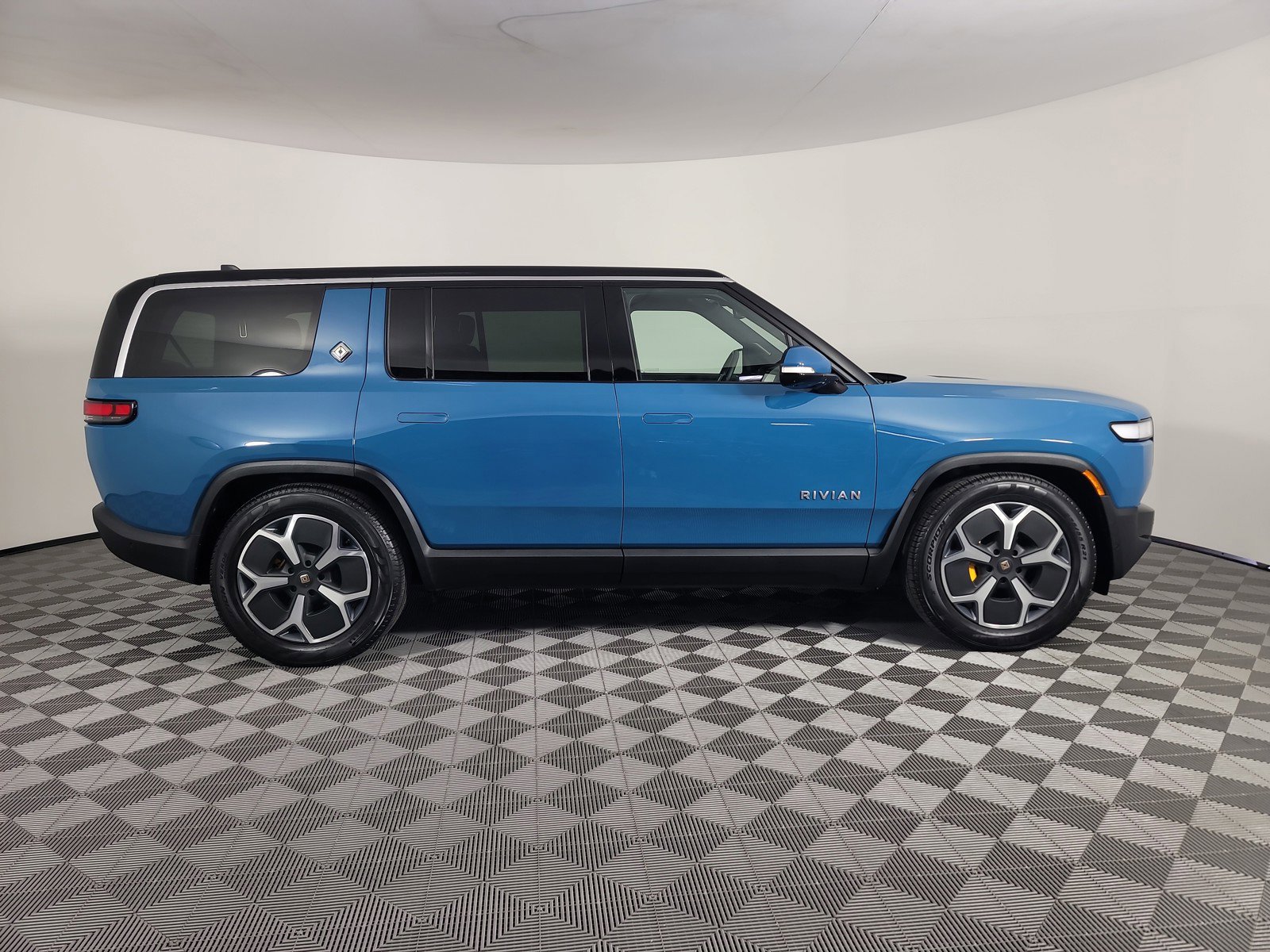 Used 2024 Rivian R1S Adventure AWD/4WD image 6