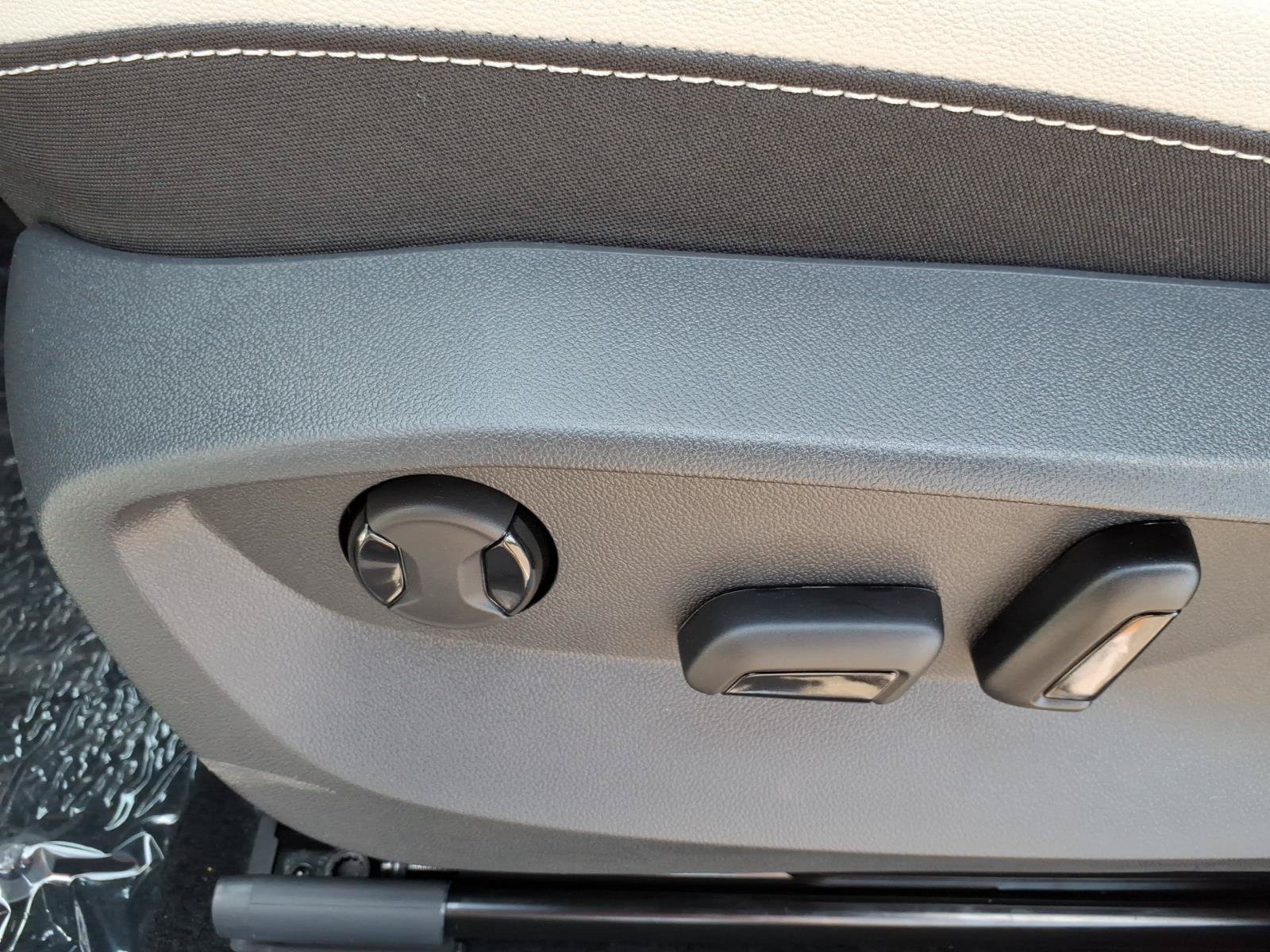 New 2026 Volkswagen Taos SE AWD/4WD image 12