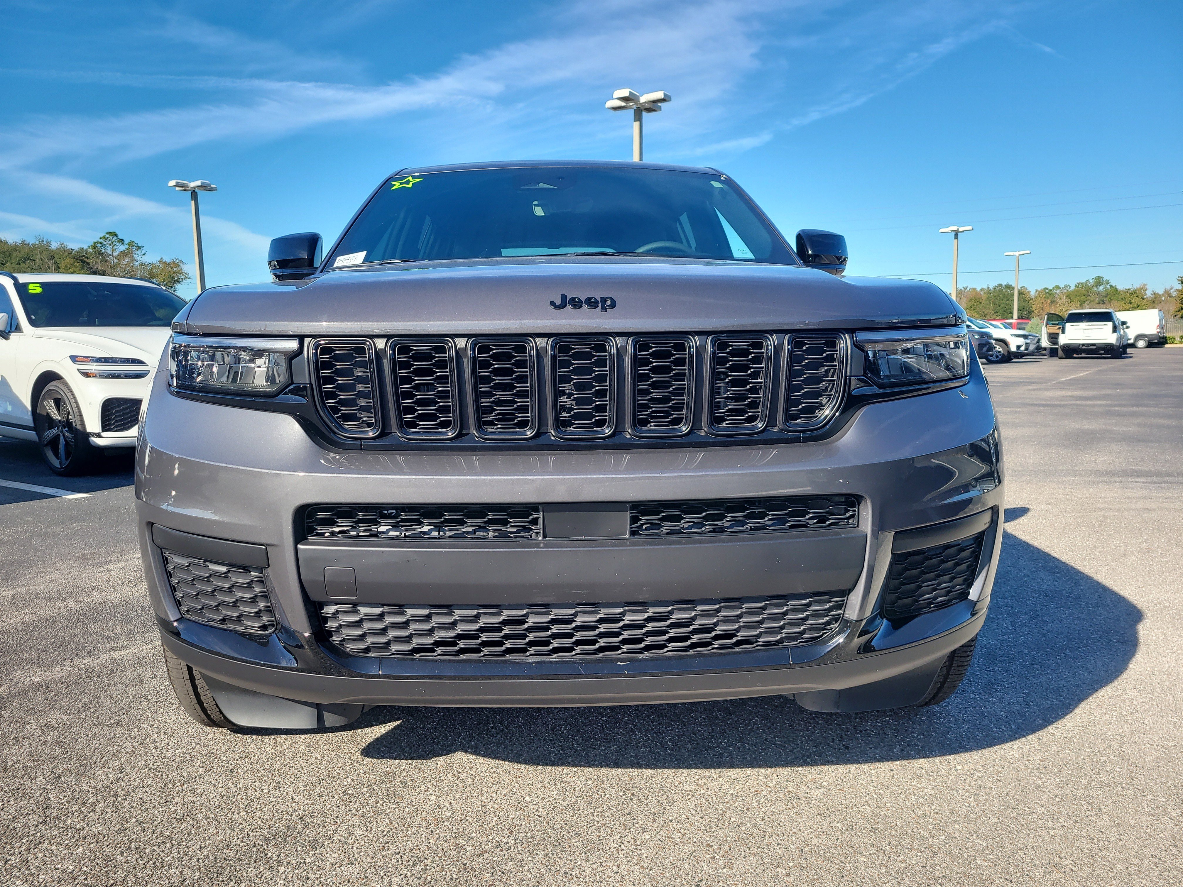 Used 2025 Jeep Grand Cherokee L Laredo image 2