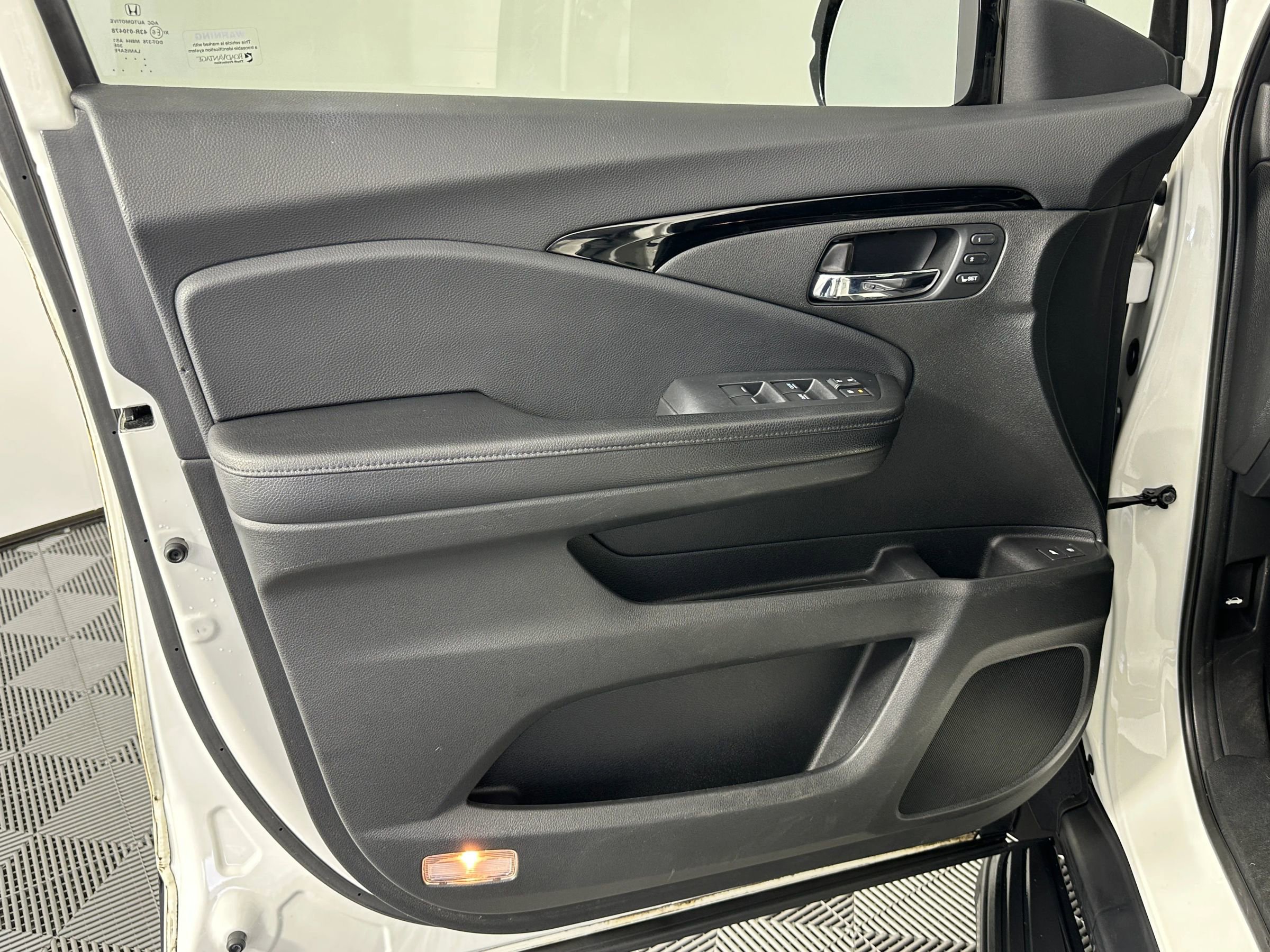 Used 2017 Honda Pilot Touring image 32