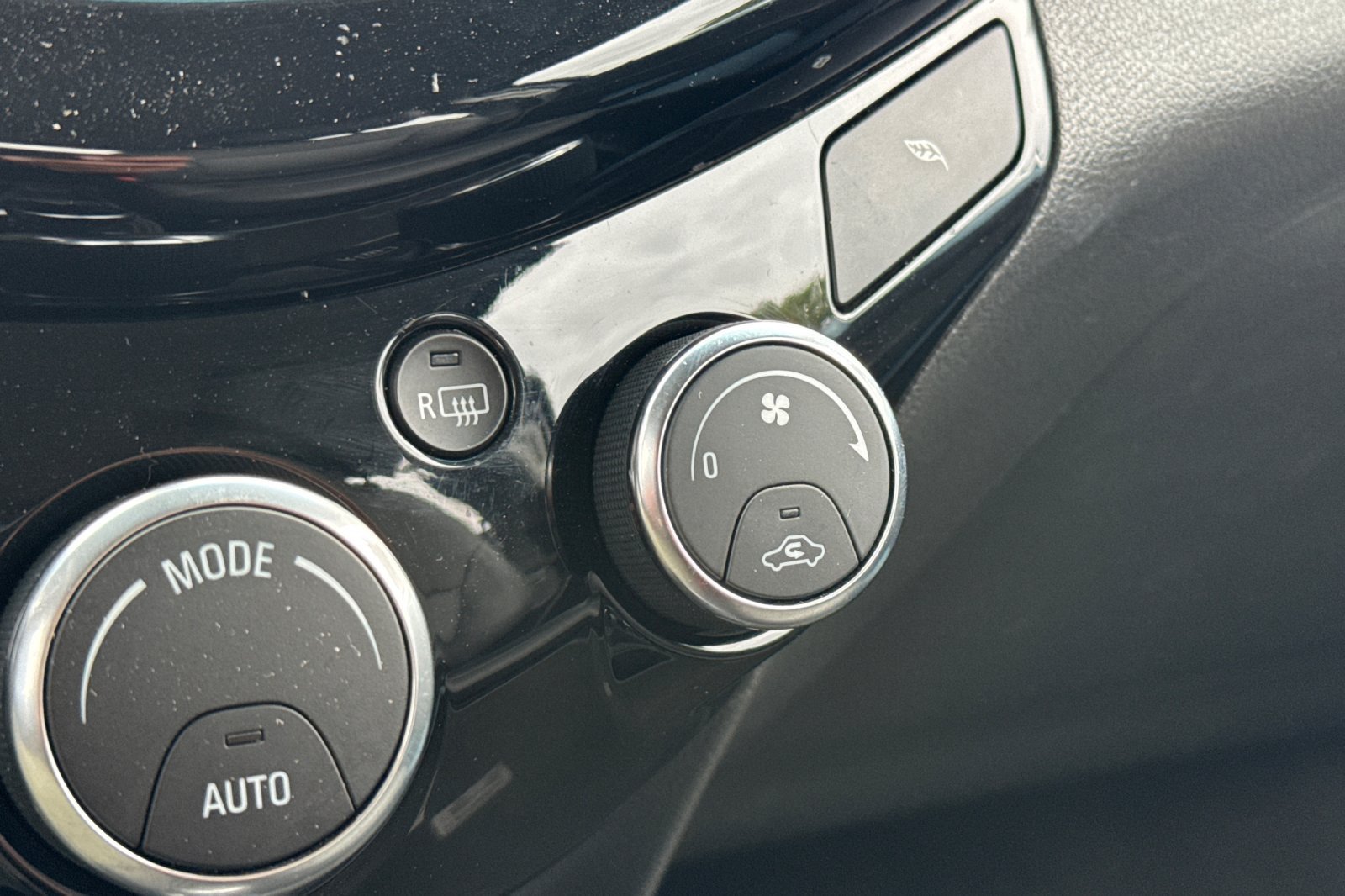 Used 2014 Chevrolet Spark LT FWD image 30