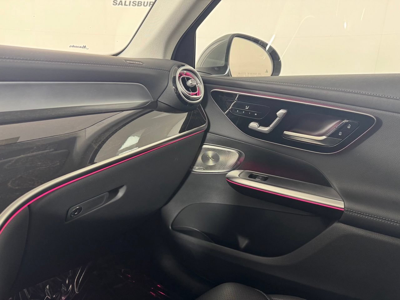 Used 2025 Mercedes-Benz GLC 350e 4MATIC image 25