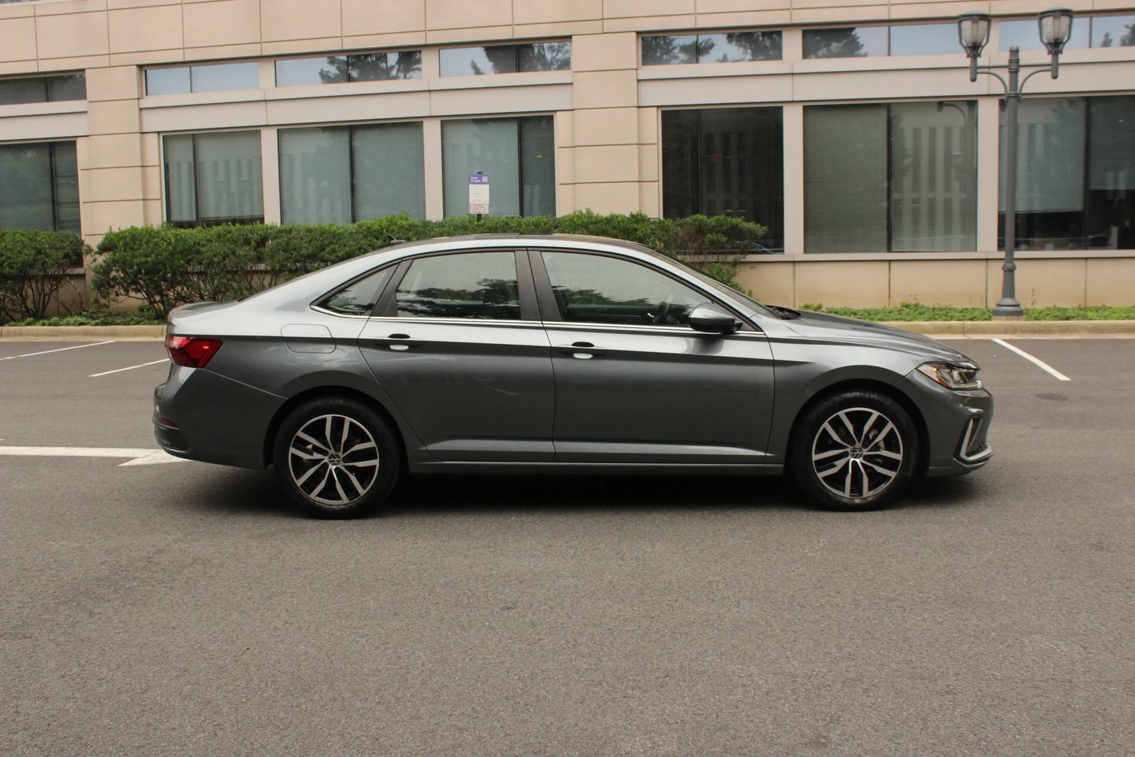 Used 2025 Volkswagen Jetta SE FWD image 6
