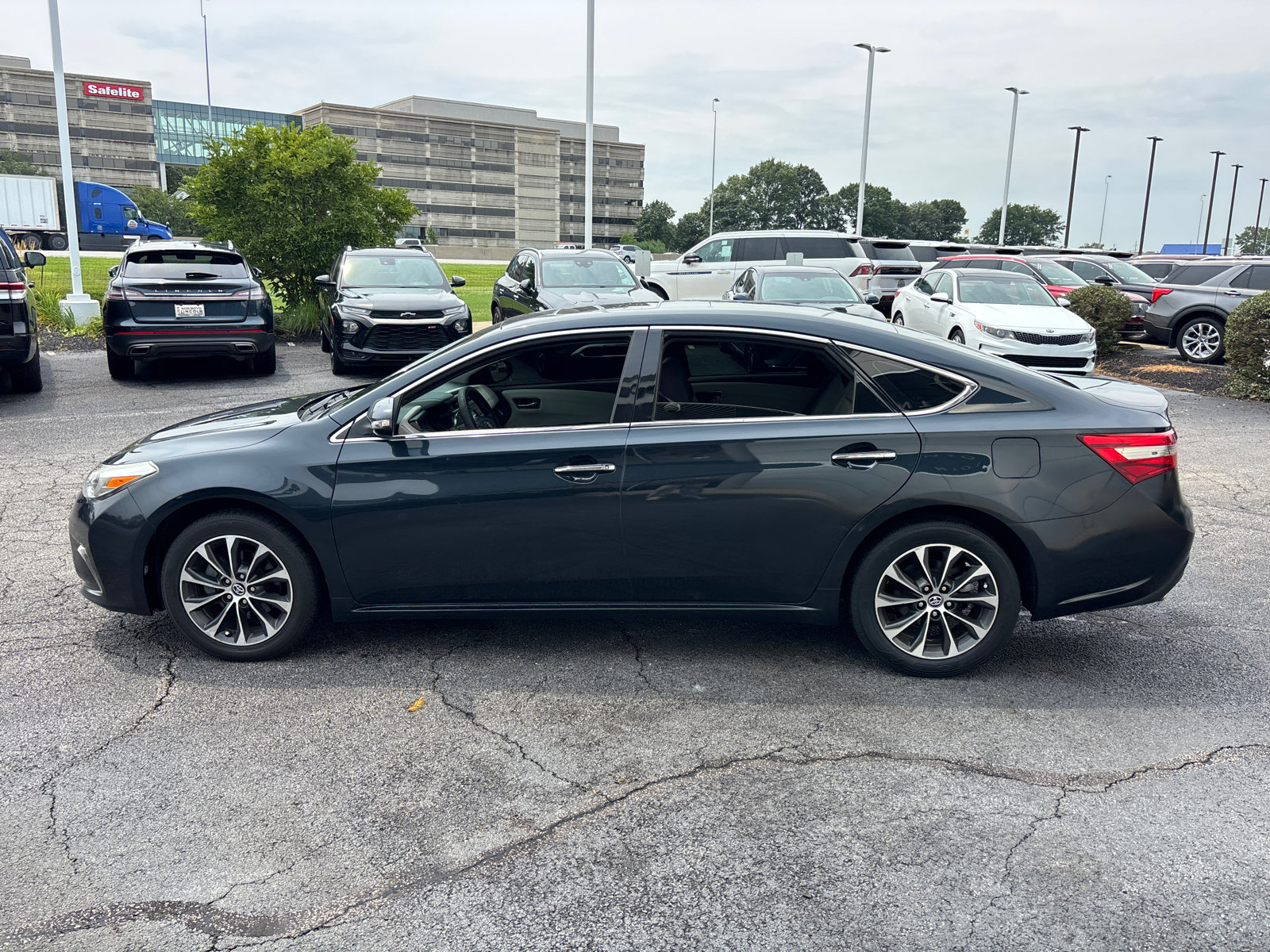 Used 2017 Toyota Avalon XLE Premium w/ Carpet Mat Package FWD image 4