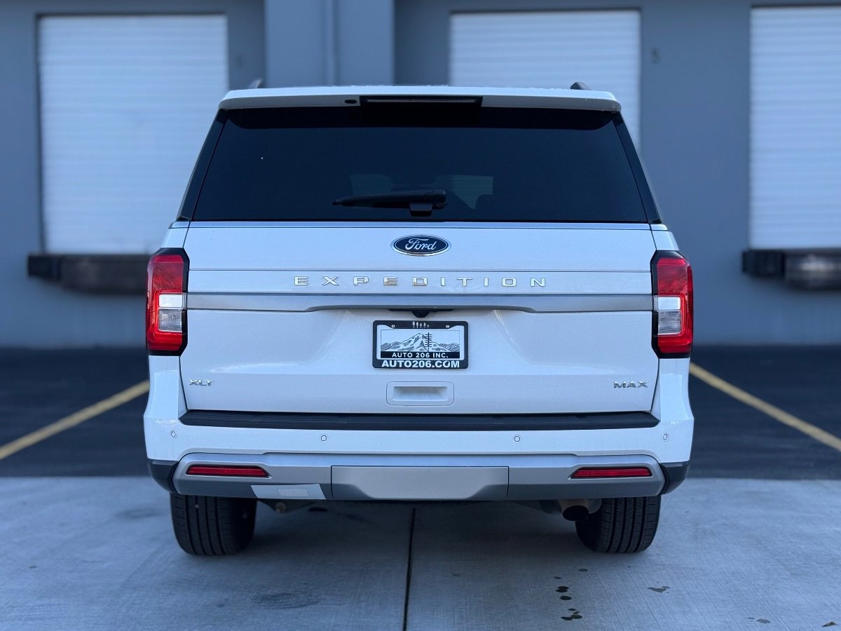 Used 2024 Ford Expedition Max XLT image 3