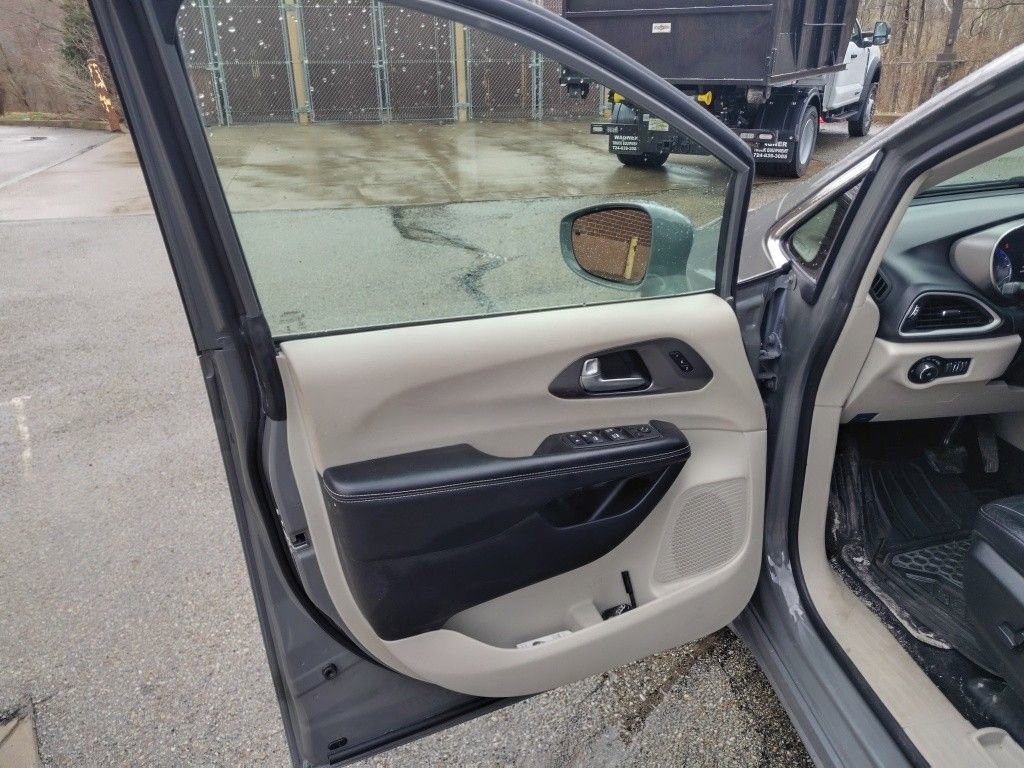 Used 2022 Chrysler Pacifica Touring-L image 20