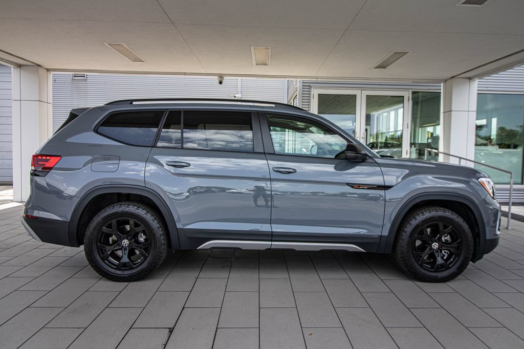 Certified 2024 Volkswagen Atlas Peak Edition SEL AWD/4WD image 3