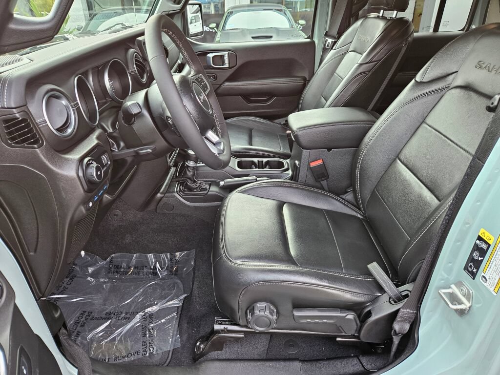 Used 2023 Jeep Wrangler Unlimited Sahara w/ Cold Weather Group AWD/4WD image 18