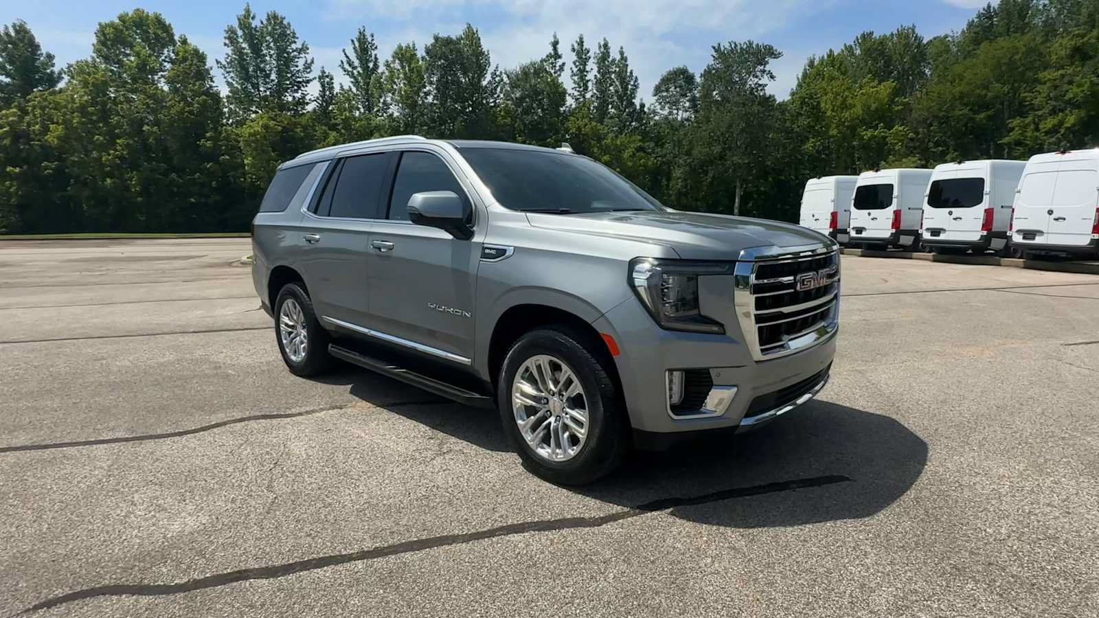 Used 2023 GMC Yukon SLT w/ SLT Luxury Package RWD image 2