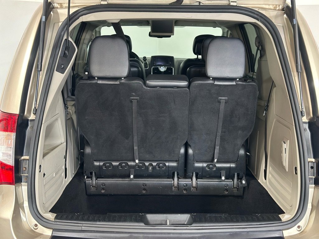Used 2014 Chrysler Town & Country Touring image 37