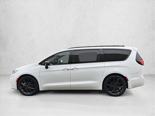 Used 2025 Chrysler Pacifica Limited FWD image 8