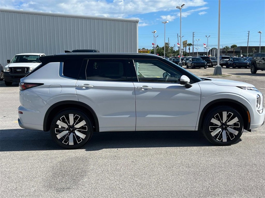 New 2025 Mitsubishi Outlander SEL image 6