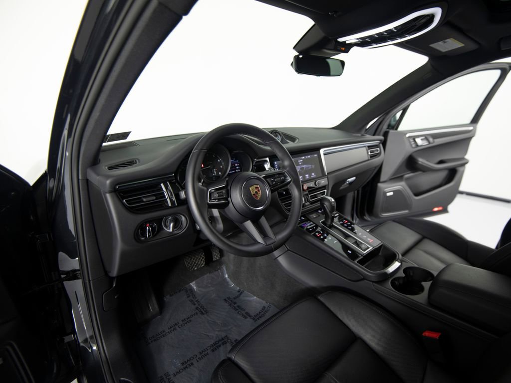 Certified 2025 Porsche Macan image 4
