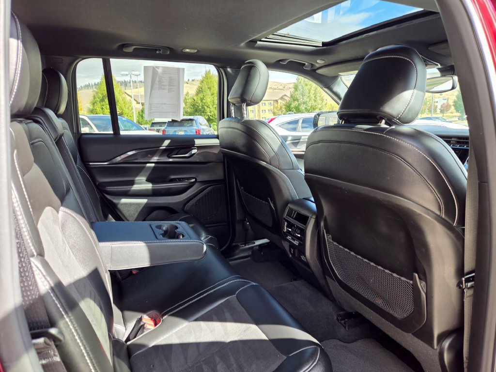Used 2023 Jeep Grand Cherokee Altitude AWD/4WD image 23