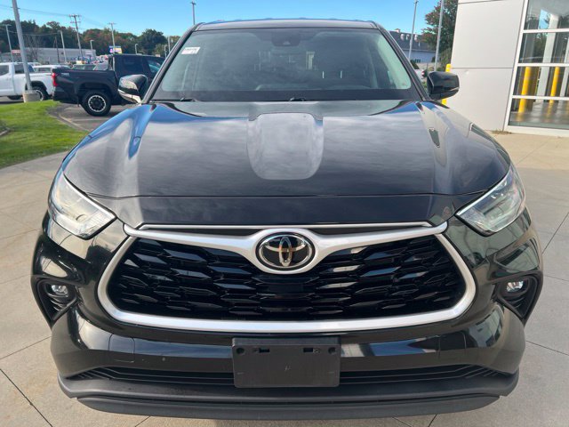 Used 2021 Toyota Highlander LE AWD/4WD image 2