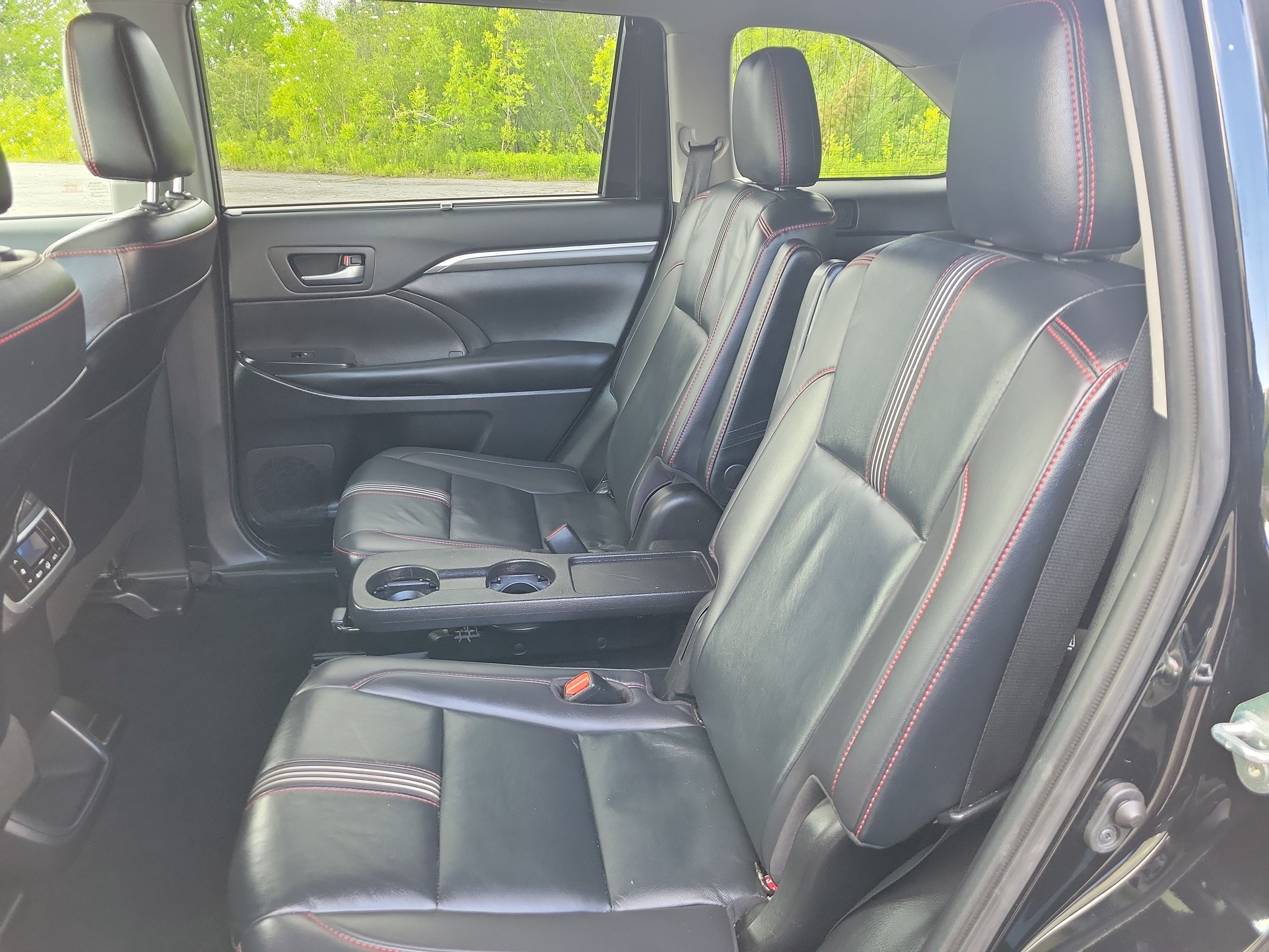 Used 2019 Toyota Highlander SE AWD/4WD image 16